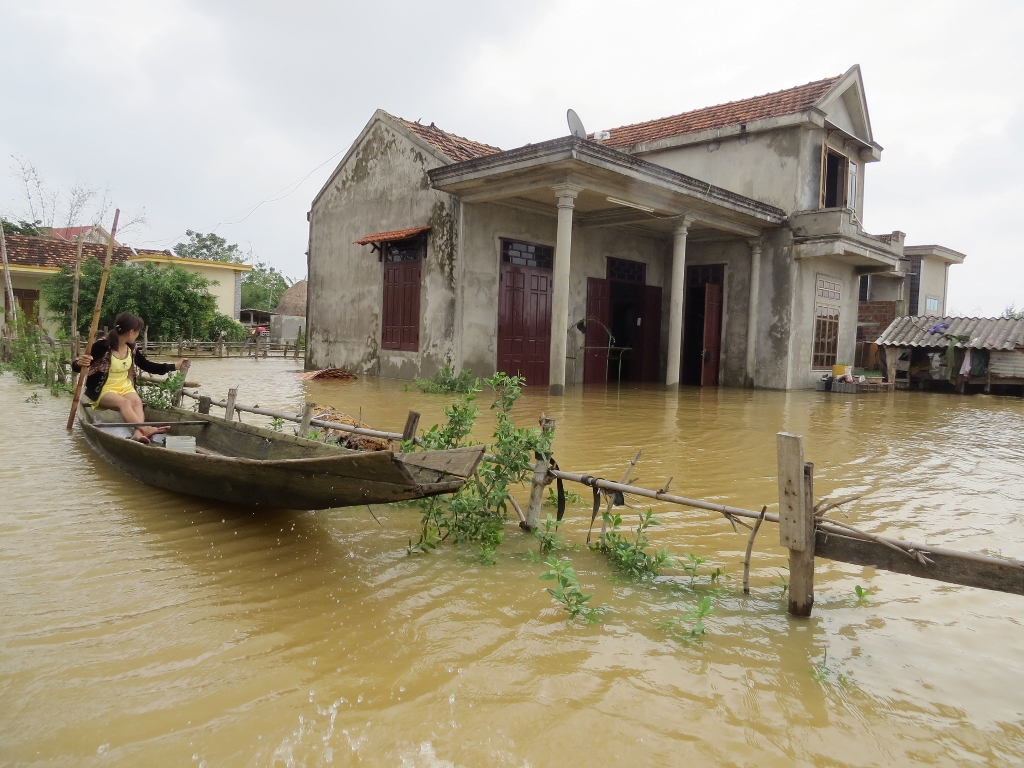 Chèo thuyền kiểm tra nhà cửa