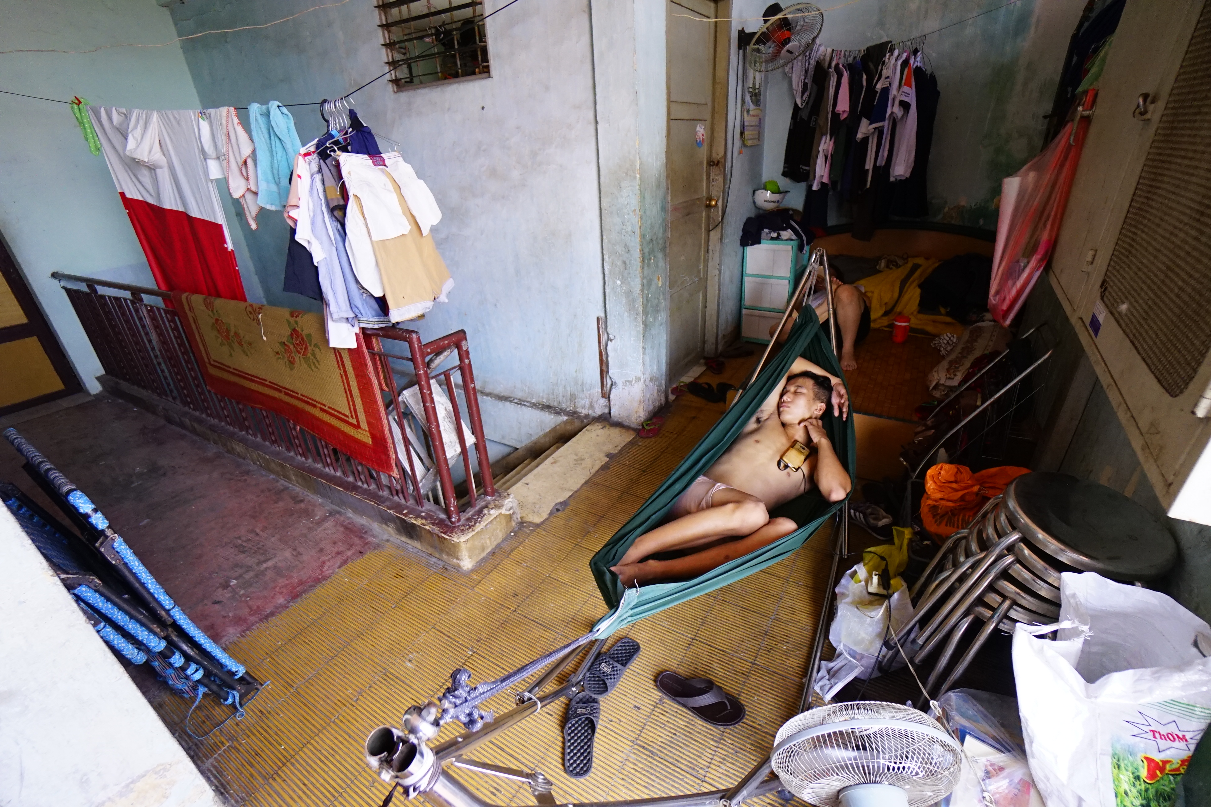 Bên trong thì dột nát, ẩm thấp, một số hộ đã di chuyển ra ngoài sống khiến chung cư càng trở nên hết sức vắng vẻ. Phía trên sân thượng, đồ đạc của người dân được bày ra ngay cả ngoài hành lang