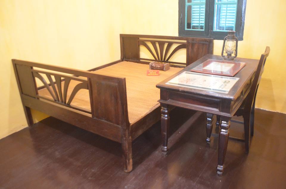 Căn phòng khoảng gần 10 m2 là phòng ngủ cũng là nơi làm việc của Bác