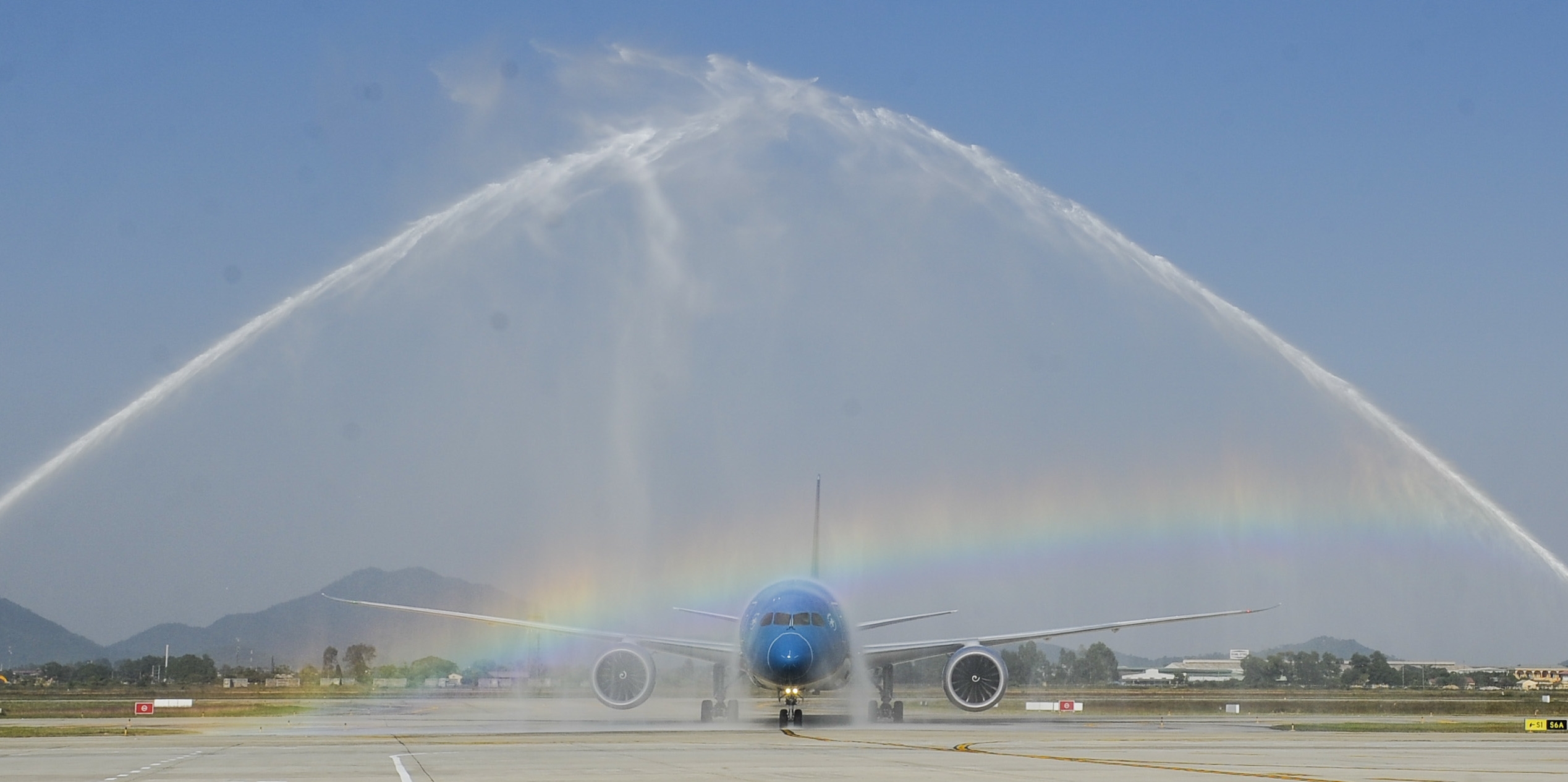 Chỉ sau hơn 1 năm, Hãng hàng không quốc gia đã đón nhận chiếc máy bay Boeing 787-9 Dreamliner thứ 10 tại sân bay quốc tế Nội Bài, trong tổng số 19 tàu bay hiện đại thế hệ mới