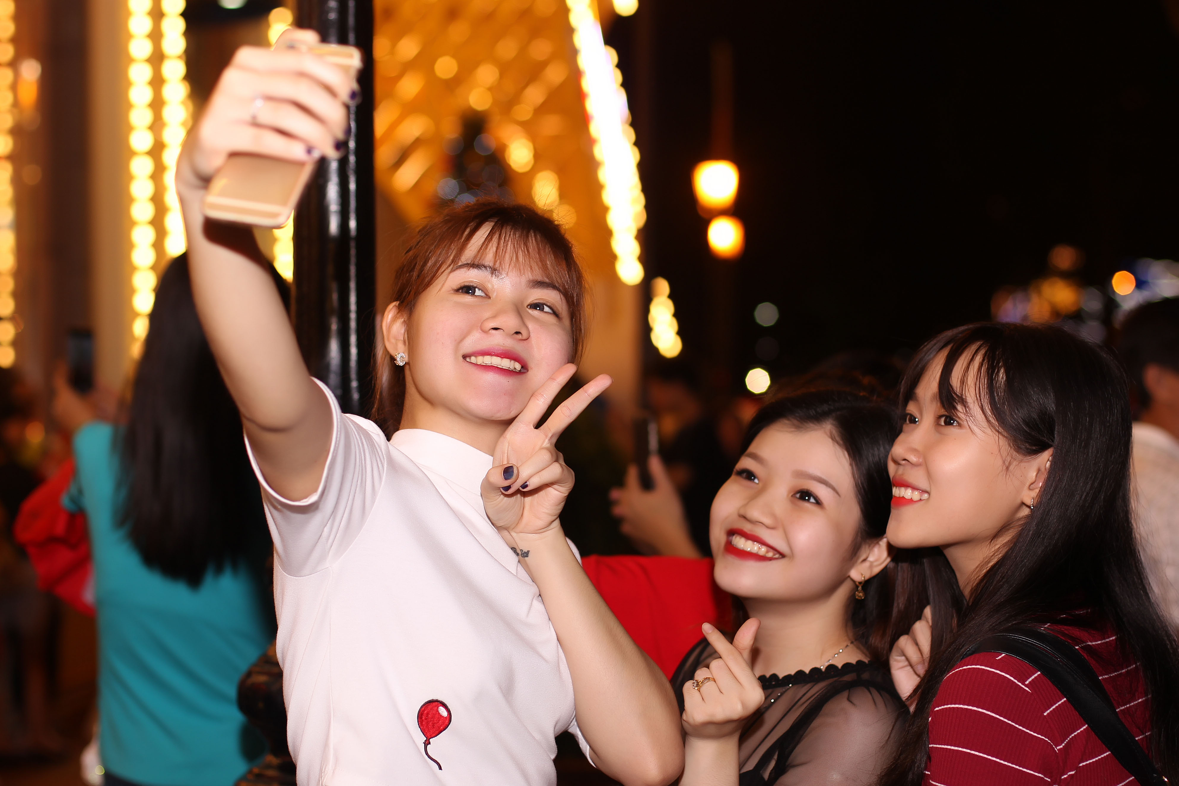 Tiết trời năm nay khá mát mẻ, giới trẻ có dịp diện những trang phục đẹp nhất để đi đón Giáng sinh.