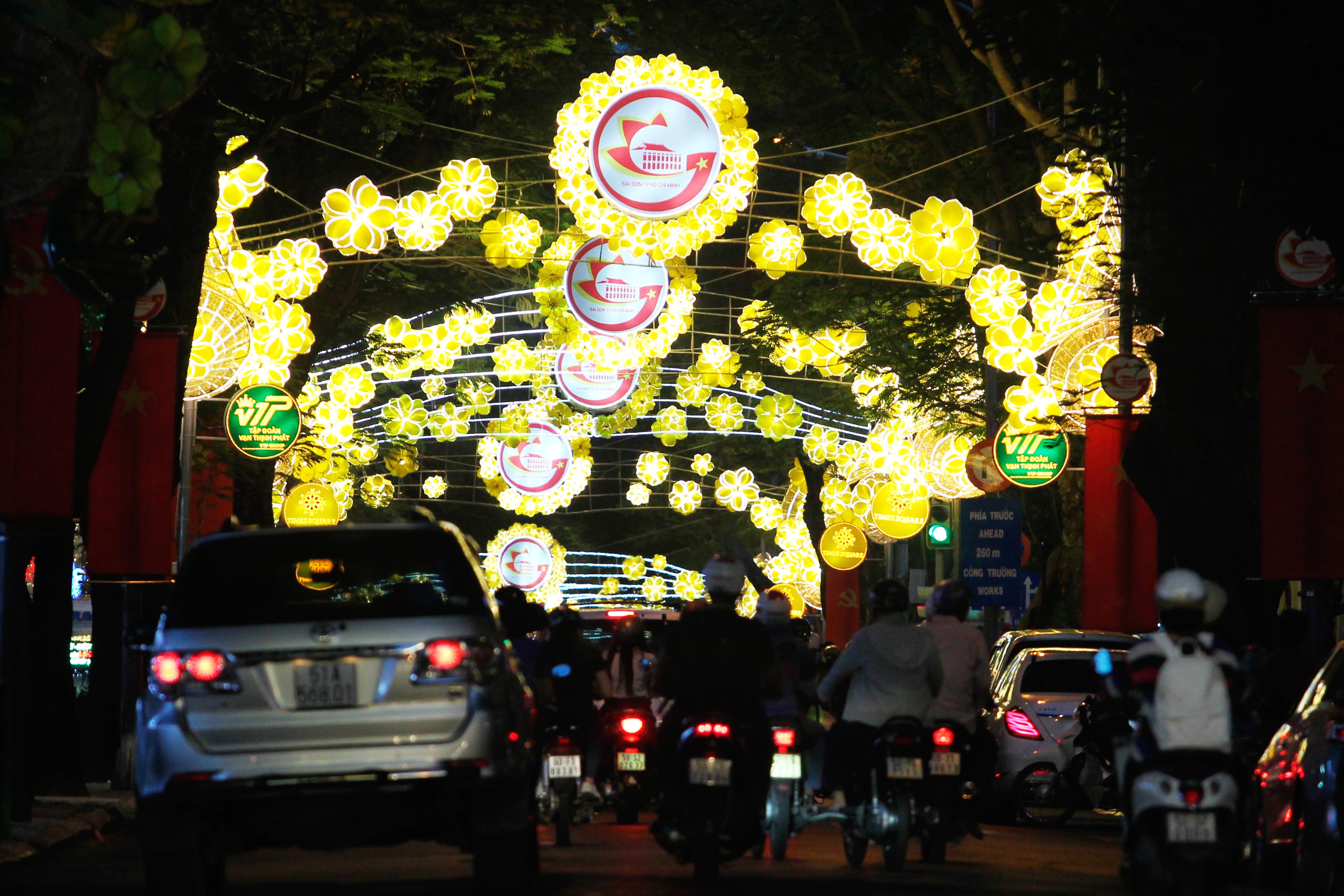Dòng người tấp nập hòa mình vào đèn hoa vàng nổi bật tại đường Đồng Khởi phía trước nhà thờ Đức Bà.