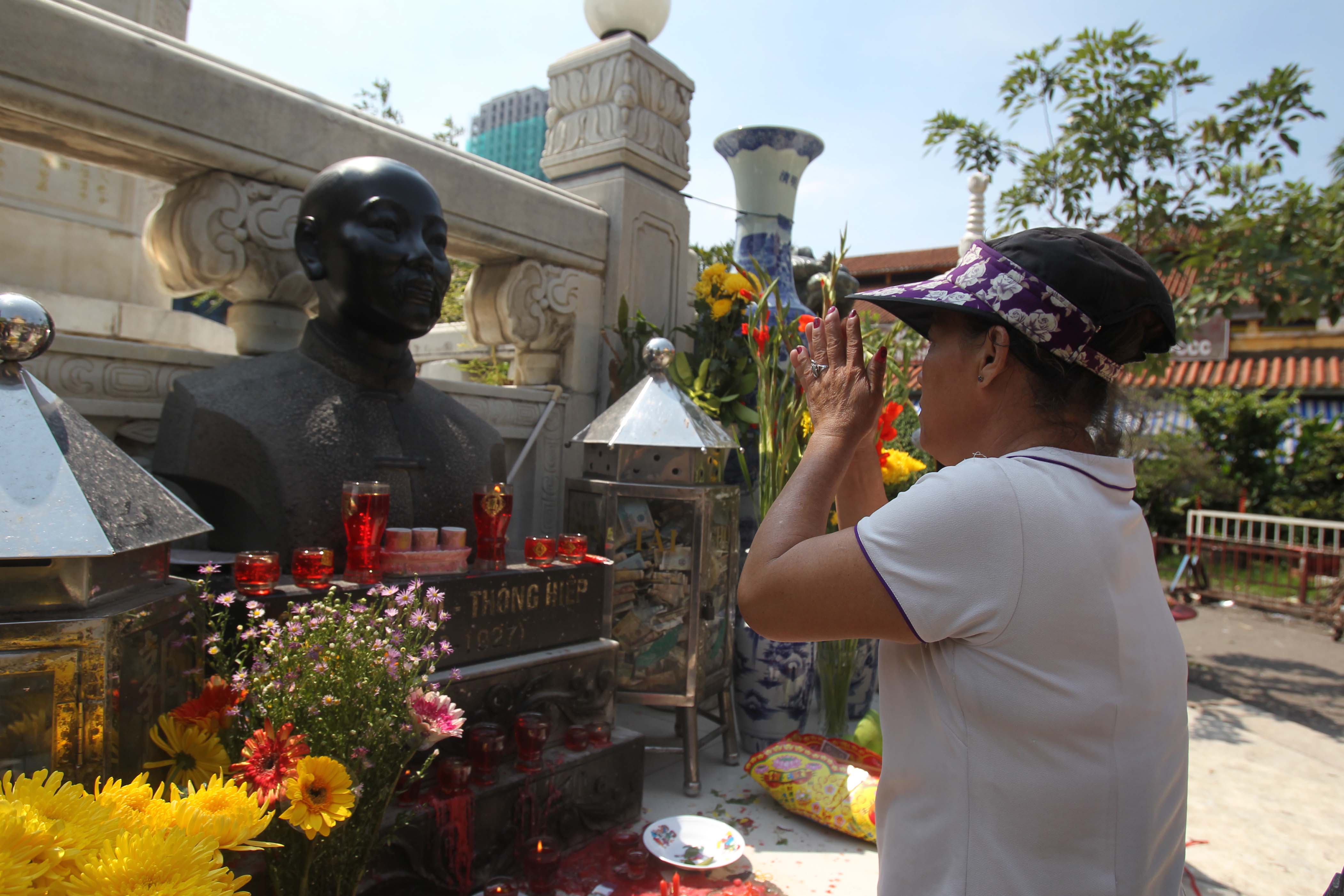 
Một tiểu thương thắp hương trước pho tượng Qu&aacute;ch Đ&agrave;m trong khu&ocirc;n vi&ecirc;n chợ B&igrave;nh T&acirc;y để cầu mong việc bu&ocirc;n b&aacute;n tại chợ tạm diễn ra thuận lợi
