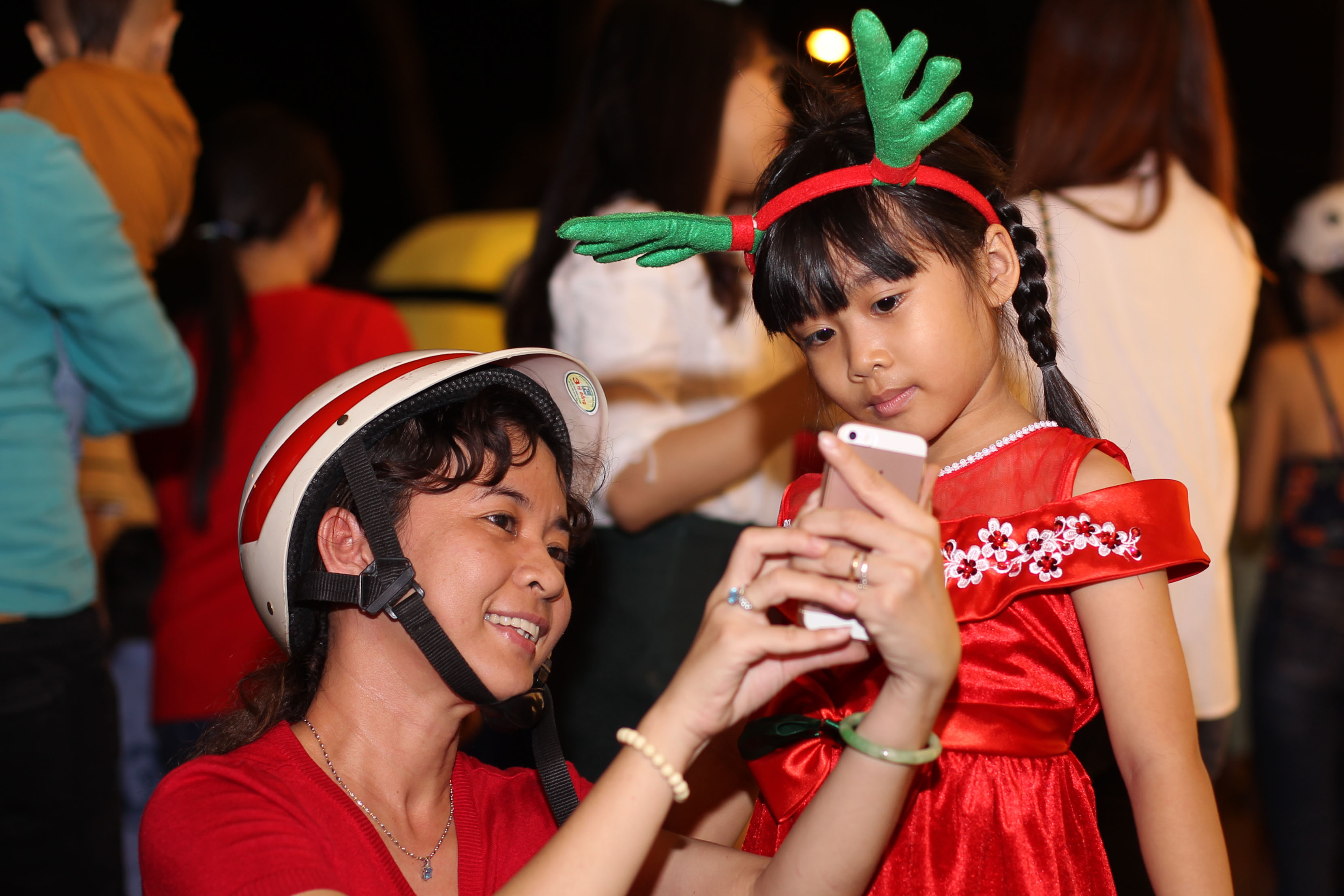 Bé Khánh Vân cùng mẹ lưu lại khoảng khắc đêm Giáng sinh