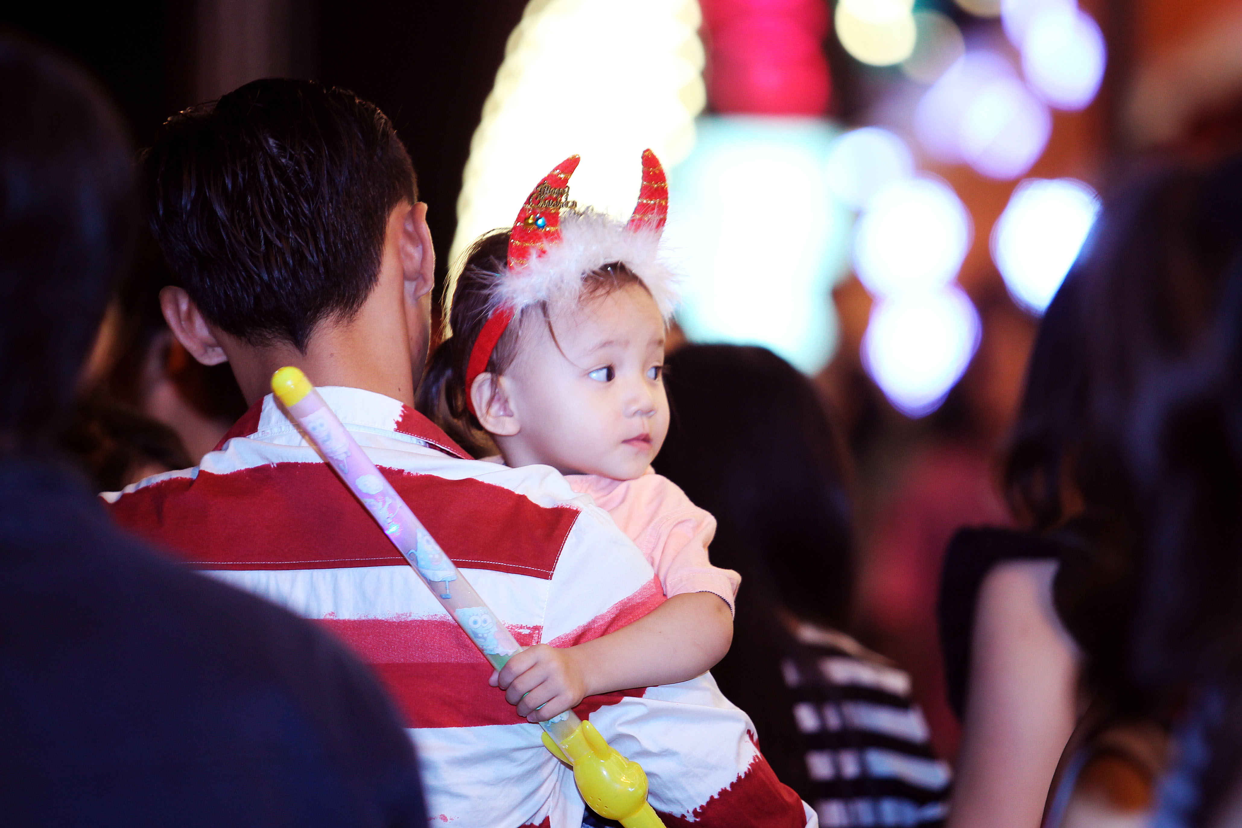 Các bé được gia đình đưa đi chơi dịp Noel