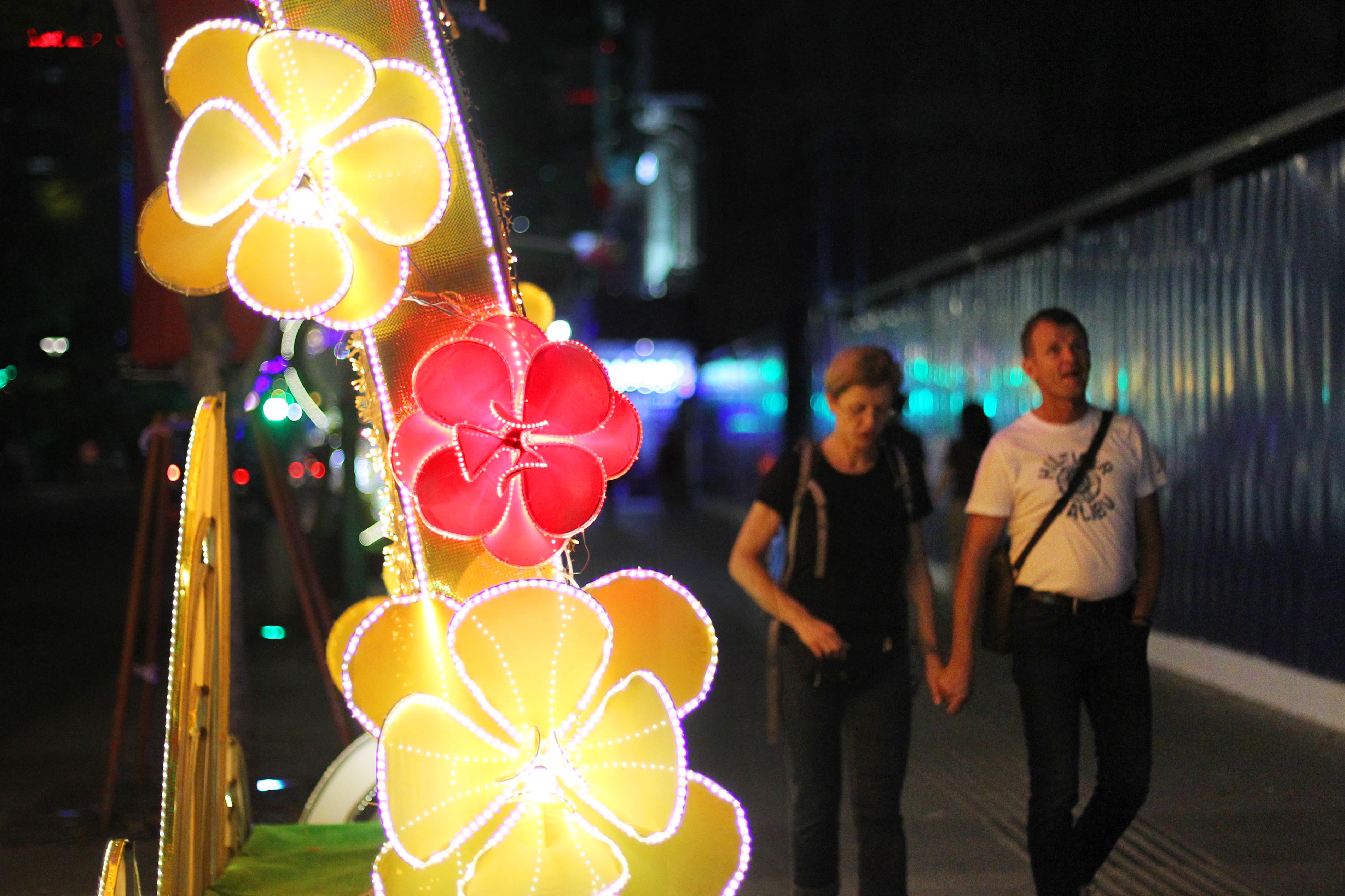 Những vòm cổng lớn được bài trí hàng ngàn chiếc đèn led cùng họa tiết hoa mai, hoa đào tượng trưng cho Tết cổ truyền sắp tới.