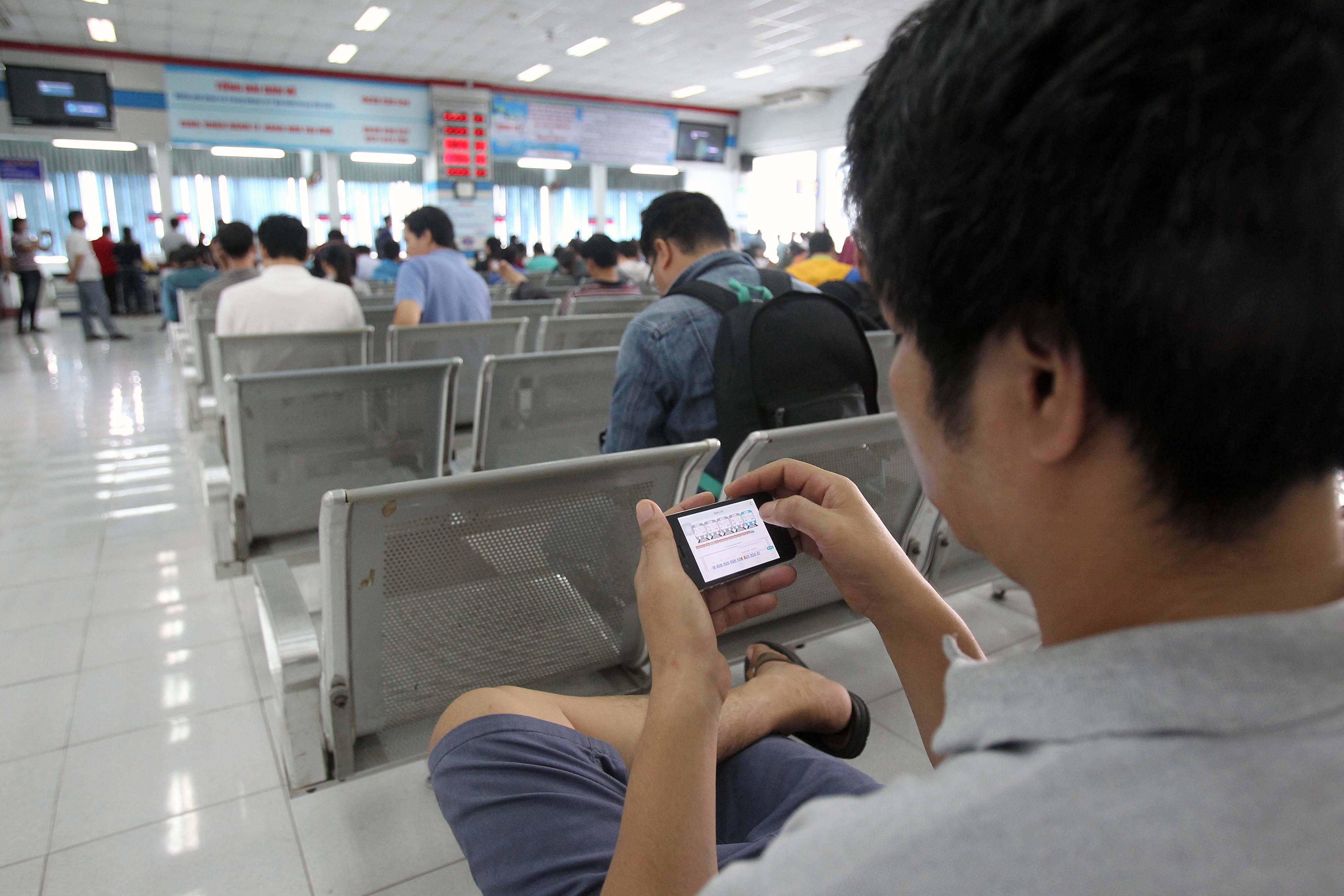 
Tương tự, anh L&ecirc; Văn H&ugrave;ng (qu&ecirc; Quảng Nam), cho biết đặt v&eacute; giường nằm cứng điều h&ograve;a ng&agrave;y 20-1-2017 (24 th&aacute;ng chạp năm B&iacute;nh Th&acirc;n) c&oacute; gi&aacute; hơn 1,6 triệu đồng, trong khi ng&agrave;y thường chỉ chưa đến 70.000 đồng &ndash; tức tăng hơn gấp đ&ocirc;i.
