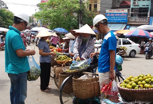 Năm nay hồng vành khuyên bán được giá, thương lái thu mua số lượng lớn gửi xuống các tỉnh miền xuôi. Ảnh: Hồng Vân