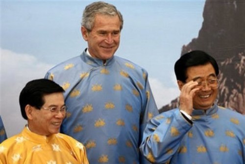 Chủ tịch nước Nguyễn Minh Triết, Tổng thống Mỹ George Bush và Chủ tịch Trung Quốc Hồ Cẩm Đào tại APEC 2006 - Ảnh: AP