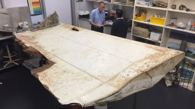 Mảnh vỡ tìm thấy ở Tanzania được xác nhận thuộc về chiếc MH370. Ảnh: Australian Transport Safety Bureau