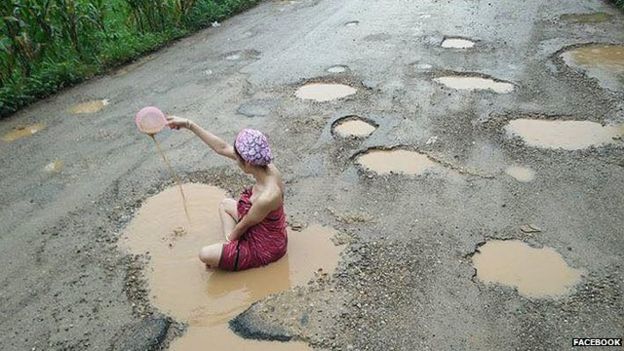 Người mẫu tắm bùn "ổ gà", phản đối đường xuống cấp