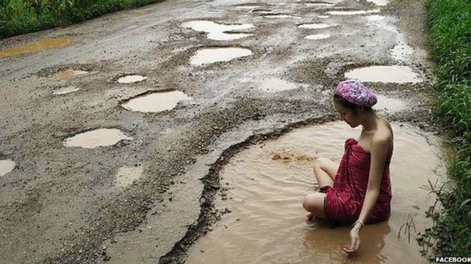 Người mẫu Palm tắm giữa ổ gà lớn