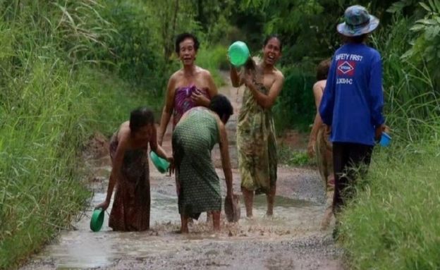 Những người phụ nữ khác bắt chước cô để gây chú ý cho chính quyền sớm sửa chữa đường xá cho người dân