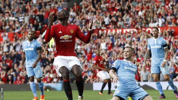 
Pogba thất vọng v&igrave; c&uacute; s&uacute;t của anh bị thủ m&ocirc;n Stoke City cản ph&aacute;

