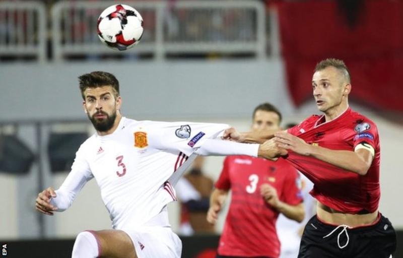Pique (trái) trong trận đấu với Albania rạng sáng 10-10