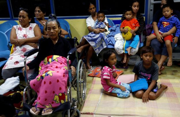 Người dân Philippines ở trung tâm sơ tán tránh bão Haima Ảnh: Reuters
