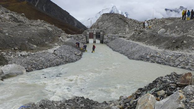 
Ban đầu hồ Imja s&acirc;u 149 m nhưng con số n&agrave;y giờ giảm xuống c&ograve;n 3,4 m. Ảnh: BBC
