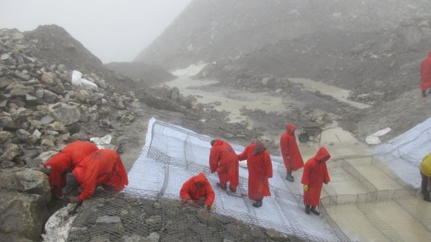 Nepal tháo nước hồ băng ở độ cao gần 5.000 m