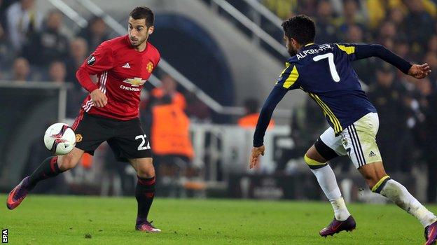 Mkhitaryan trở lại nhưng chỉ ra sân từ băng ghế dự bị