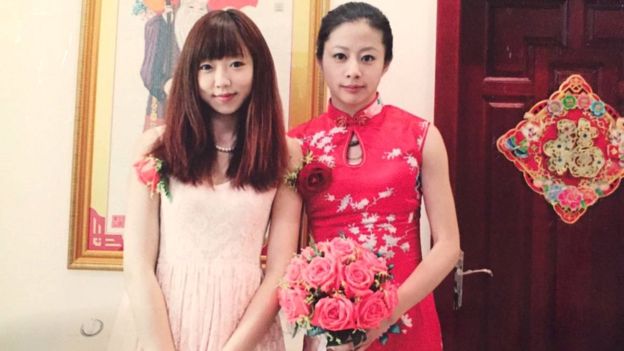 Cô Yi trở thành phù dâu trong đám cưới của cô Ou. Ảnh: Ou Xiaobai
