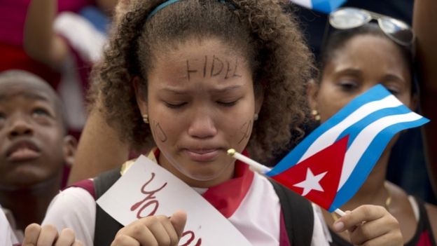 
Người d&acirc;n Cuba đau buồn trước sự ra đi của l&atilde;nh tụ Fidel. Ảnh: AP

 
