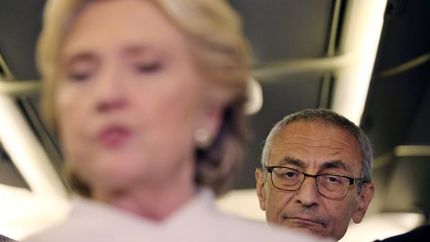 Email của &ocirc;ng John Podesta, người đứng đầu &ecirc;-k&iacute;p tranh cử của b&agrave; Clinton, bị r&ograve; rỉ tr&ecirc;n Wikileaks. Ảnh: Reuters