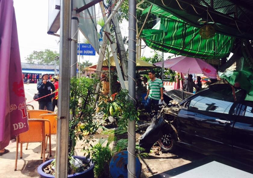 Tên cướp xe hơi gây tai nạn, tông thẳng quán cà phê
