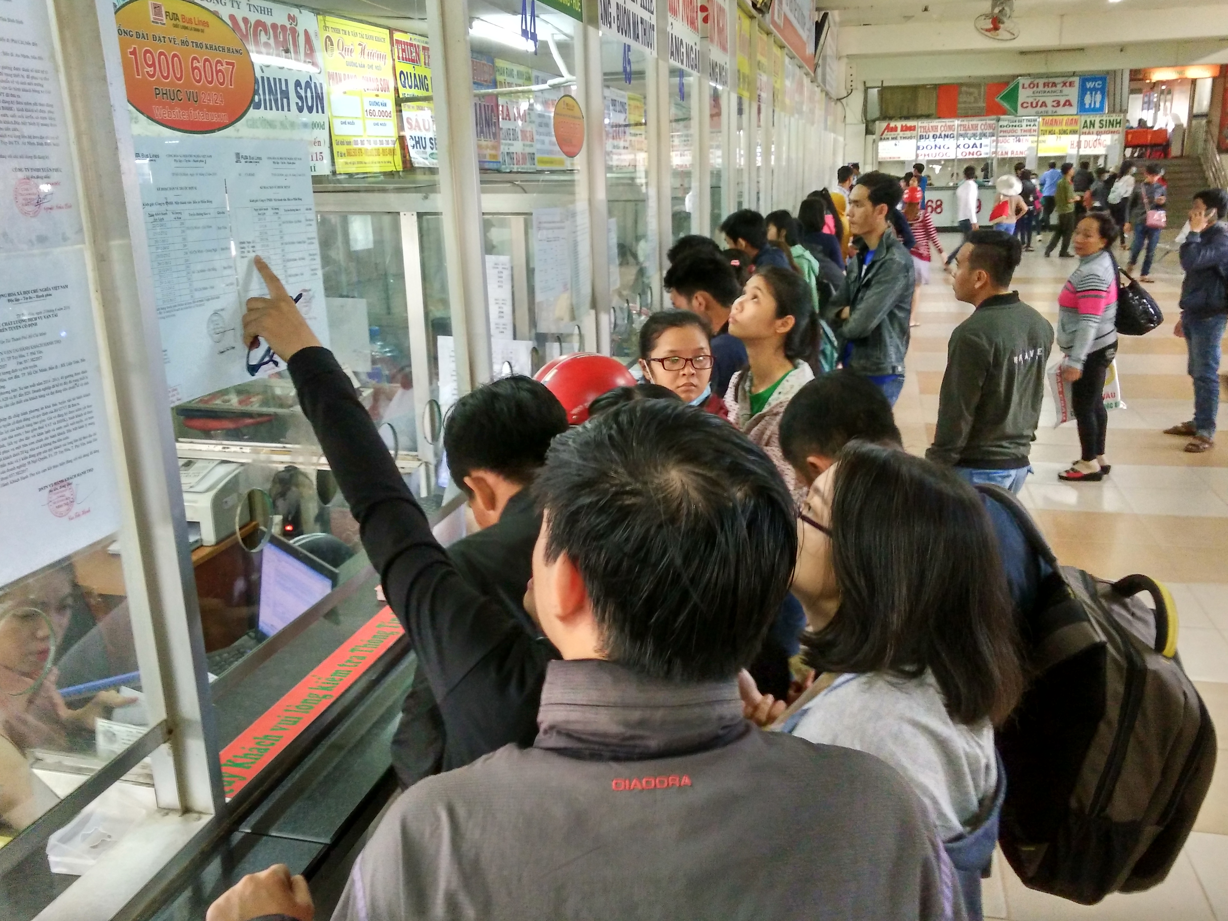 Vé xe Tết: Xe thương hiệu hết vé, xe ủy thác đìu hiu