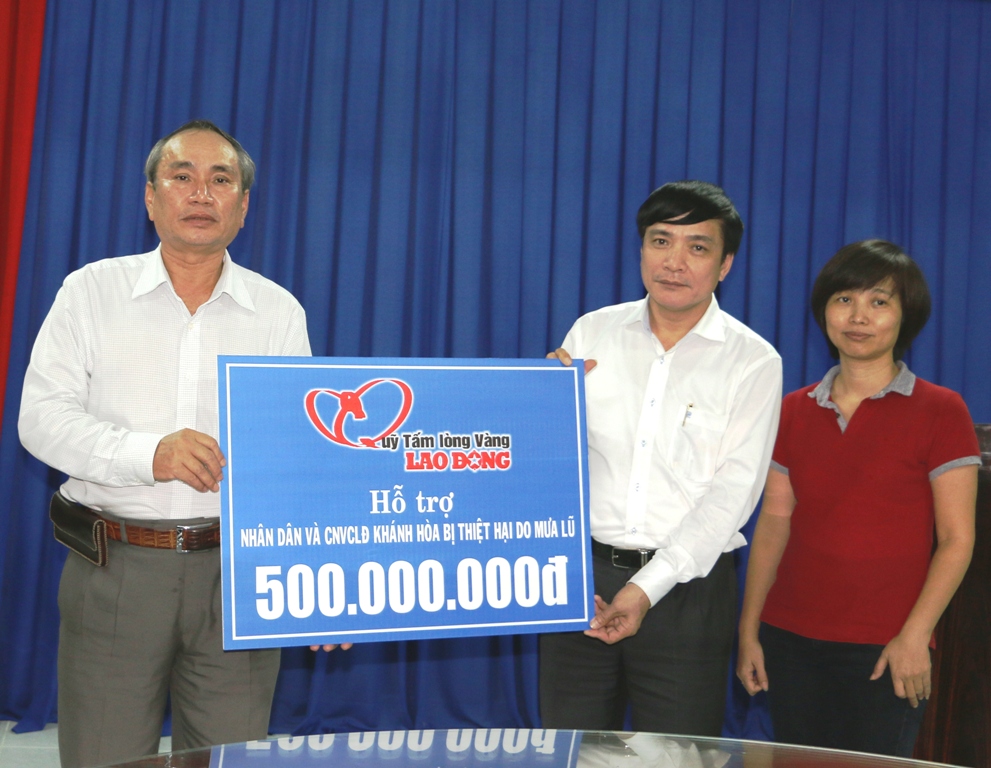 Ông Nguyễn Hòa, Chủ tịch LĐLĐ Khánh Hòa đón nhận tấm lòng người lao động cả nước hướng về người dân vùng lũ Khánh Hòa