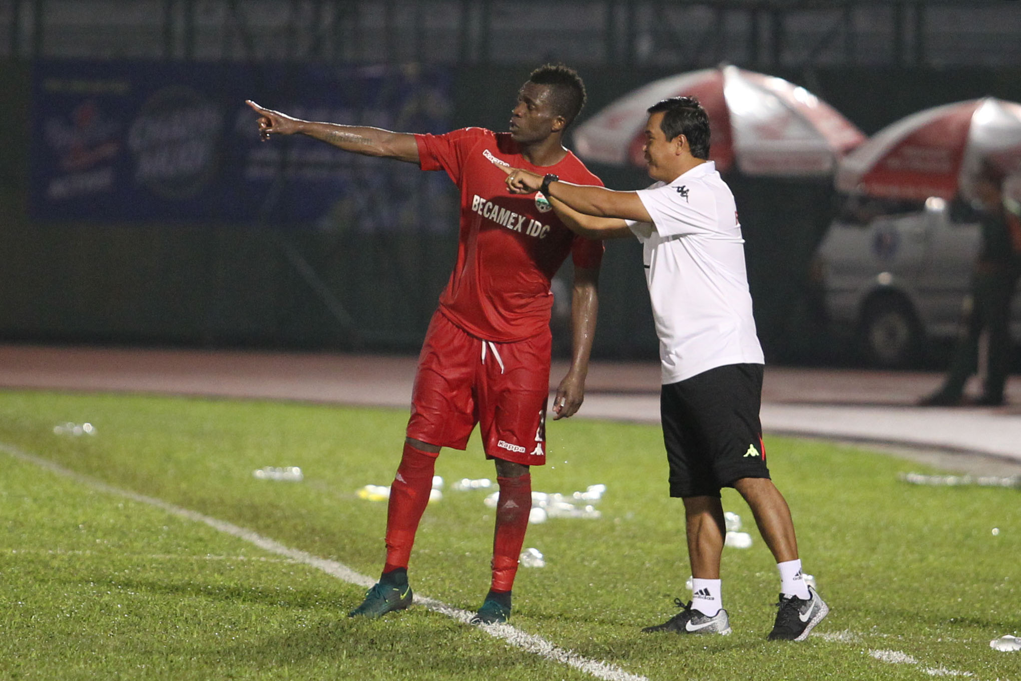 Tại trận đấu n&agrave;y Dugarry Ndabashinze thi đấu rất x&ocirc;ng x&aacute;o, tạo ra nhiều t&igrave;nh huống tạo ra nhiều t&igrave;nh huống nguy hiểm cho đội nh&agrave; đội nhưng tiếc l&agrave; những cầu thủ trẻ của đội b&oacute;ng đất Thủ đ&atilde; kh&ocirc;ng tận dụng th&agrave;nh c&ocirc;ng,trong đ&oacute; c&oacute; t&igrave;nh huống chuyền b&oacute;ng cho tiền đạo Paulo (10) ghi b&agrave;n nhưng rất tiếc tiền đạo n&agrave;y đ&atilde; rơi v&agrave;o thế việt vị trước đ&oacute;.