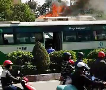 Xe buýt đang chạy bất ngờ bốc cháy giữa Sài Gòn