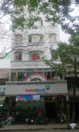 Một căn nh&agrave; phố cỡ lớn (gh&eacute;p 2 thửa đất liền nhau) tại khu trung t&acirc;m quận 1, TP HCM đang khai th&aacute;c cho thu&ecirc; căn hộ mi ni rộng 15-20m2, tỷ lệ lấp đầy 100%, tầng trệt cho ng&acirc;n h&agrave;ng thu&ecirc; l&agrave;m ph&ograve;ng giao dịch. Ảnh: Vũ L&ecirc;