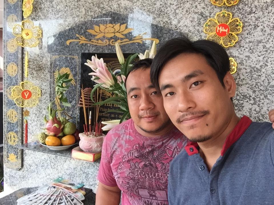 Nghệ sĩ Hiếu Hiền xúc động trong ngày giỗ mẹ