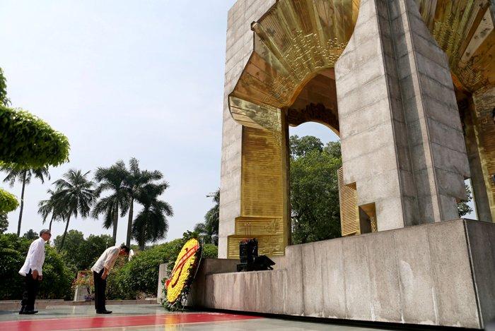 
Tổng thống Rodrigo Duterte đặt v&ograve;ng hoa tại Đ&agrave;i tưởng niệm c&aacute;c Anh h&ugrave;ng liệt sĩ - Ảnh: Reuters
