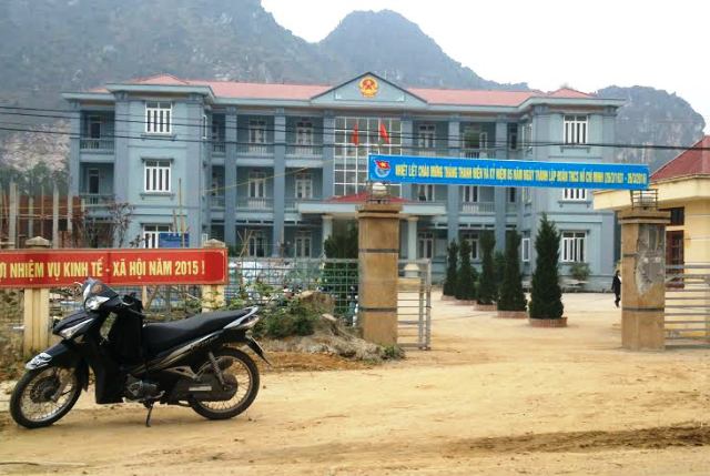 Xe ô tô của hiệu trưởng tông xe máy, 2 người thương vong