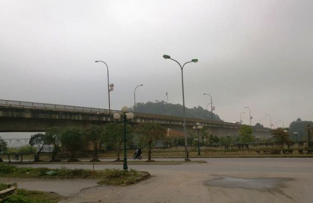 Cảnh sát giải cứu 2 nam, nữ học sinh THPT định nhảy cầu tự tử