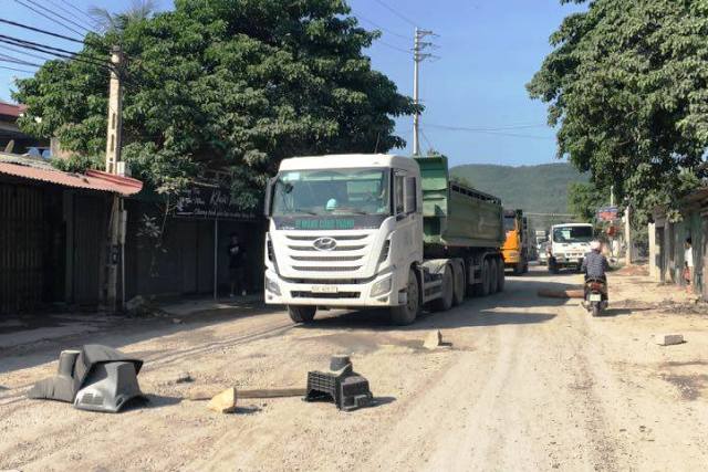 Dân mang đồ đạc ra chặn xe tải phá đường, gây ô nhiễm