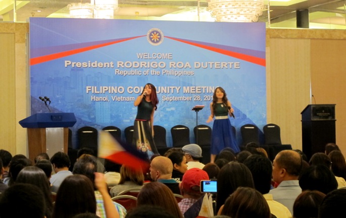 Hai ca sĩ hâm nóng không khí trước buổi gặp mặt của Tổng thống Rodrigo Duterte với cộng đồng Philippines tại Việt Nam