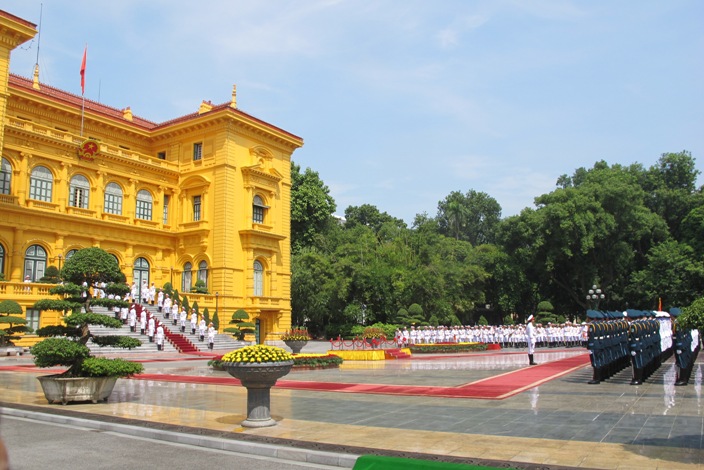 
Sẵn s&agrave;ng nghi lễ ch&agrave;o đ&oacute;n Tổng thống
