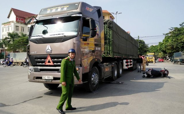Xe đầu kéo tông xe máy, thiếu nữ 14 tuổi bị xe cán qua