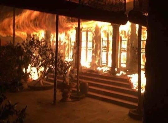 Chùa cổ ven hồ Tây phát hỏa cháy dữ dội lúc nửa đêm