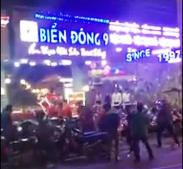 
H&igrave;nh ảnh vụ hỗn chiến khiến nhiều người thương t&iacute;ch (ảnh cắt từ clip)
