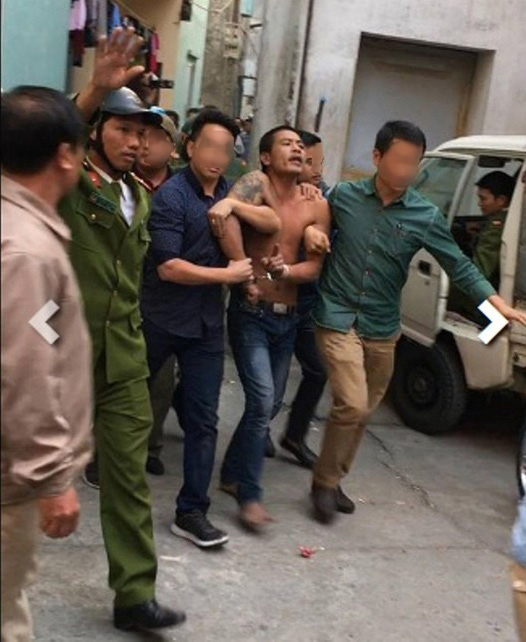 
Nam thanh ni&ecirc;n đập ph&aacute; ở nghĩa trang v&agrave; ch&eacute;m bị thương cảnh s&aacute;t h&igrave;nh sự khi bị khống chế - ảnh: Facebook
