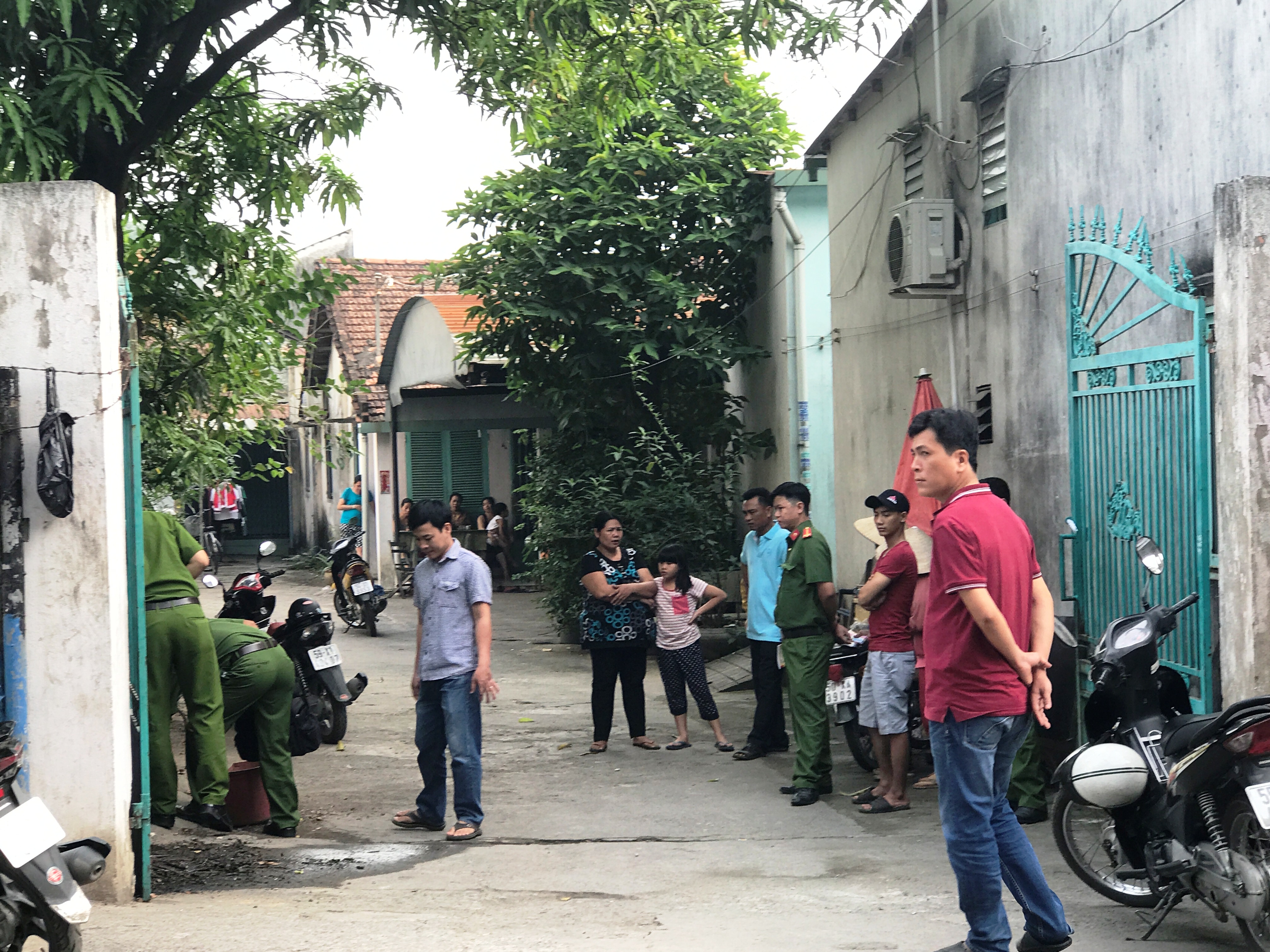 Công an khám nghiệm hiện trường vụ việc