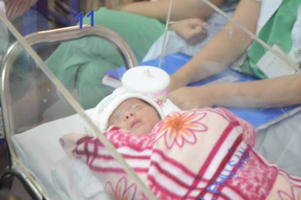 Hình ảnh xúc động con trai sản phụ ung thư ngày xuất viện