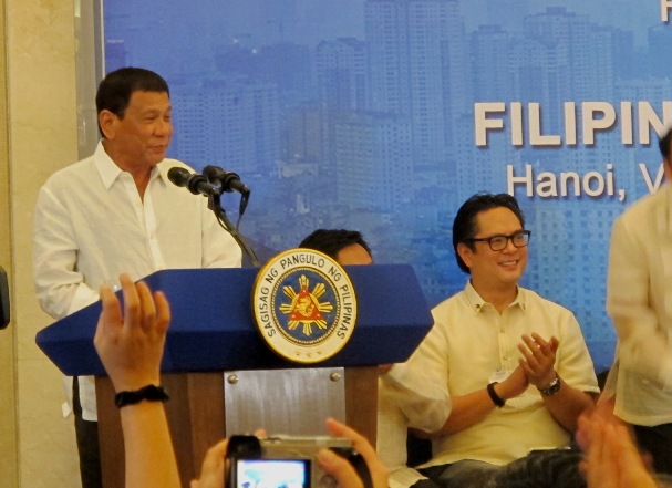 Tổng thống Rodrigo Duterte nói chuyện với cộng đồng người Philippines tại Hà Nội