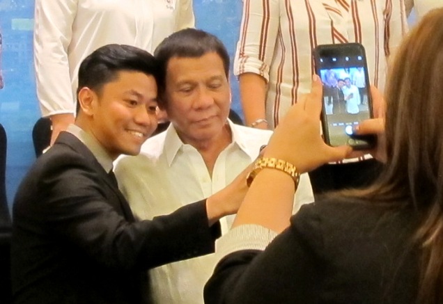 Tổng thống Rodrigo Duterte vui vẻ chụp ảnh với người dân Philippines tại Hà Nội