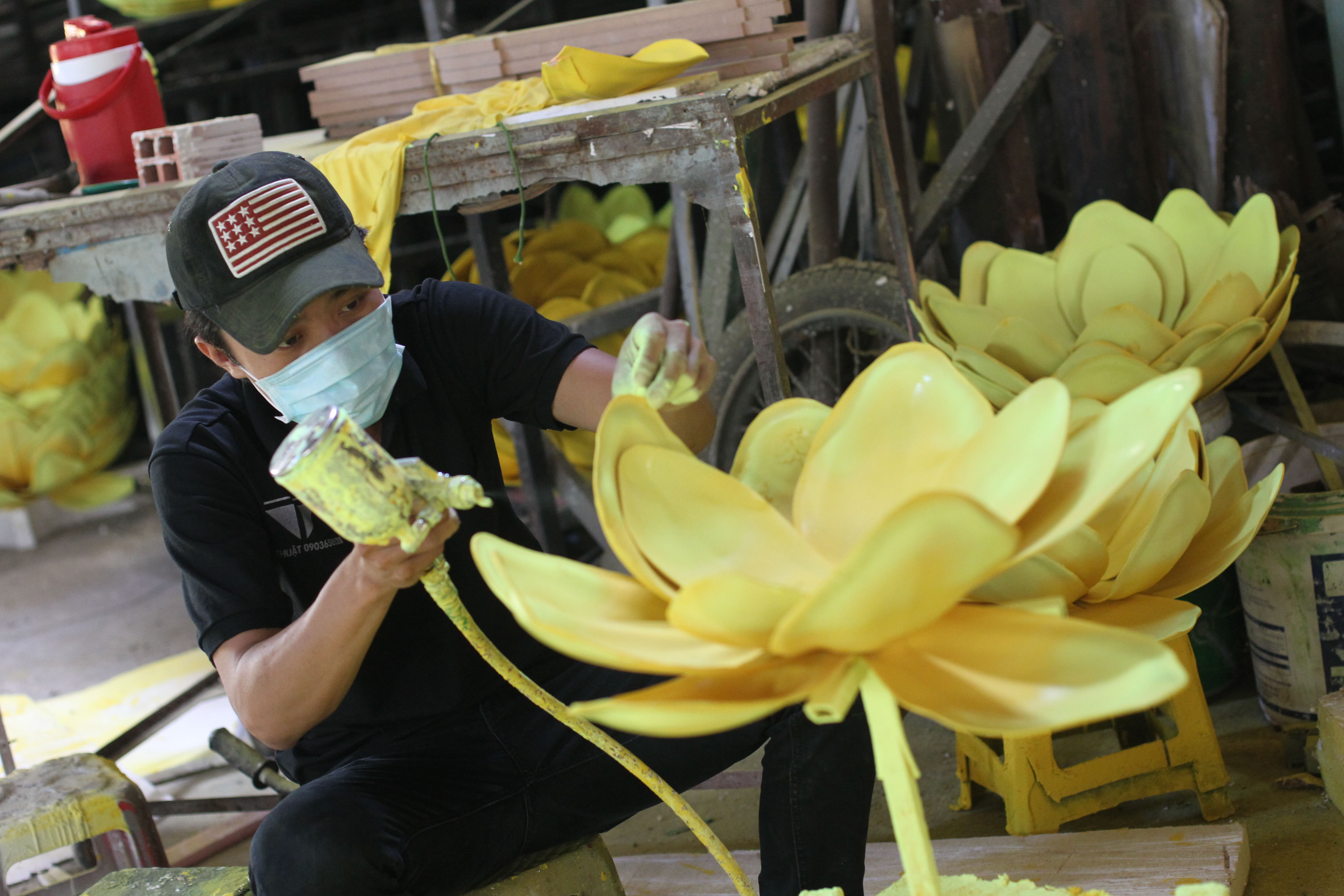 Tiểu cảnh “Cây xuân” tạo không gian ấm áp với những cánh hoa mai vàng rực