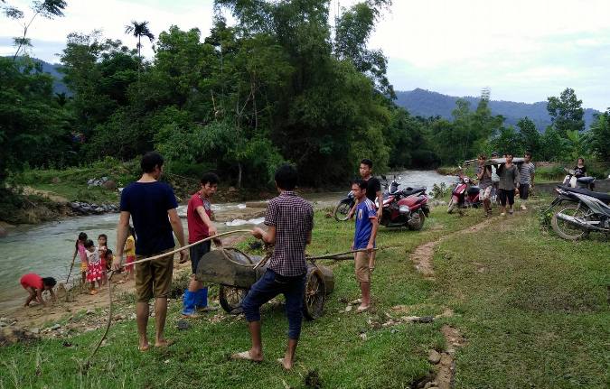 Sạt lở núi, hơn 10 người dân gặp nạn, 2 người tử vong