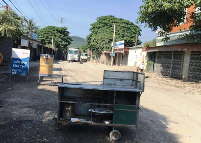 
Người d&acirc;n cho biết do xe tải hạng nặng chạy ra v&agrave;o Cảng Nghi Sơn ph&aacute; đường, g&acirc;y bụi n&ecirc;n họ đ&oacute;ng cửa suốt ng&agrave;y kh&ocirc;ng l&agrave;m ăn bu&ocirc;n b&aacute;n g&igrave; được
